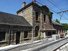 Corps central portant le nom de la gare. Un poste d'aiguillage occupait l'avancée côté quai.