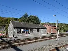 Bâtiment de service (gris) et ancienne halle à marchandises.