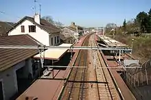 La gare vue de la passerelle. À gauche : voie 2 vers Corbeil. Au centre : voie 1 vers Malesherbes. À droite : voie A, pour le retournement des trains.