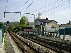 Bâtiment voyageurs, parking à vélos et voies en direction d'Aéroport CDG&nbsp;2 ou de Mitry - Claye.