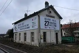 Gare de Morvillars, côté quai (avec des affiches promouvant la réouverture de la ligne Belfort&nbsp;– Delle, qui y passe), en 2018.