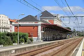 Photographie de la gare de Saint-Jean-de-Luz - Ciboure, surplombant deux voies ferrées.