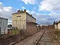 Vue du bâtiment voyageurs depuis les voies, en direction d'Avallon.