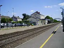 Bâtiment voyageurs, voies et quais.