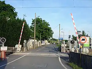 Le passage à niveau.