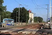 La gare des Rosiers-sur-Loire en 2012, vue en direction de Saint-Nazaire, depuis le passage à niveau no 251.