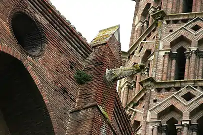 Une gargouille du chevet et le clocher de l'église.