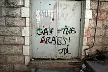 Graffiti anti-arabes (Gas the arabs) à Hébron en Cisjordanie.
