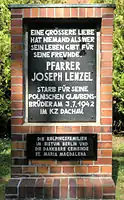 Plaque commémorative près de la paroisse Sainte-Marie-Madeleine 22 rue Platanenstraße à Berlin-Niederschönhausen en mémoire du père Joseph Lenzel, qui a « donné sa vie pour les Polonais – ses frères dans la foi