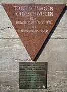 Plaque commémorative rappelant le triangle rose et la discrimination et déportation des homosexuels sous l'Allemagne nazie.