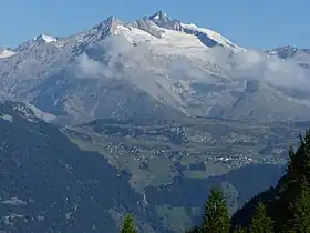 Vue du Sattelhorn entre le Geisshorn et l'Aletschhorn.