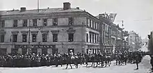 Le général Mannerheim défilant devant le Grand magasin Stockmann à Helsinki, le 16 mai 1918.