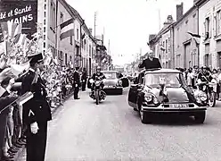 Le président de la République salue la foule à son arrivée à Isles-sur-Suippe.
