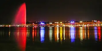 Jet d'eau illuminé de rouge.