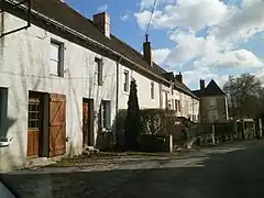 Vue d'un long bâtiment bas, à architecture assez uniforme.