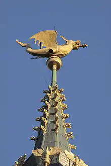 Le dragon en cuivre doré au sommet du beffroi (longueur : 3,55 m).