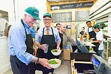 Le Secrétaire au Travail des États-Unis Thomas Perez et le député George Miller&nbsp;(en) dans un restaurant Sweetgreen.
