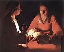 La Vierge, revêtue d'une longue robe orange, légèrement décolletée, tient l'Enfant-Jésus emmailloté sur ses genoux et baisse les yeux vers lui. À sa droite, une servante lève une main droite légèrement creusée en un geste de protection ou de bénédiction qui peut donner l'impression que ce serait elle qui détient la source de la lumière qui inonde son propre buste (et découpe sa silhouette et son geste), la tête du nouveau-né et une partie de son corps de même que celui de la Vierge. En réalité la lumière émane de l'enfant lui-même.