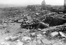 Équipe de pièce avec lance-mines de 7,58&nbsp;cm pour la défense des chars, octobre 1918.