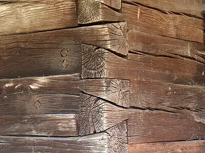 Bois empilé en queue d'aronde