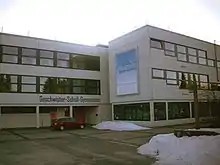 l'entrée d'un bâtiment