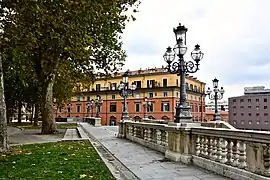Vue d’une extrémité du parc, avec l’escalier monumental sur la droite.