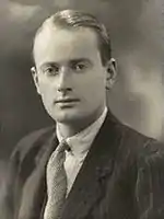 Photographie en noir et blanc et en buste d'un homme vêtu d'un costume.