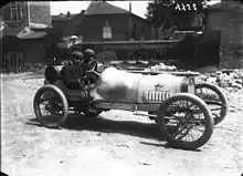 Photo de Giosuè Giuppone et de son mécanicien embarqué prenant la pose dans leur voiture pour le Grand Prix de Dieppe 1908.
