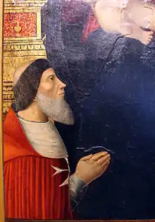 Homme tonsuré les mains jointes, vêtu d'une grande cape rouge doublée de blanc, une croix sur la poitrine.