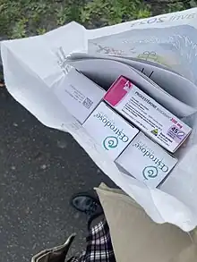 Photographie d'un sachet contenant deux boîtes d'estradiol et une boîte de progestérone