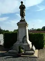 Le monument aux morts dans le cimetière de l'église (août&nbsp;2012)