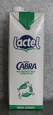 Brique de lait&nbsp;(sv) de chèvre dans un emballage étiqueté en galicien et de la marque Lactel.