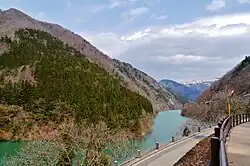 Vallée de Shokawa avec vue sur le fleuve Shō.