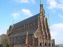 Un bâtiment apparaît devant un ciel bleu.