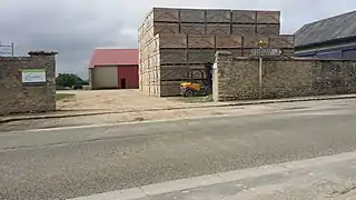 Gouillons : Ouarville 5&nbsp;km, Chartres 5&nbsp;km.