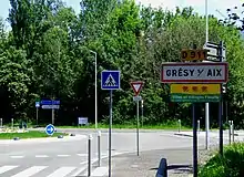 vue en couleurs sur une giratoire avec des panneaux.