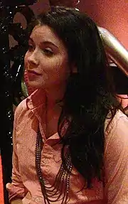 Grace Phipps interprète le sergent Lilley.