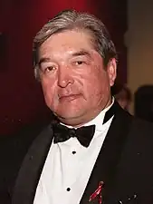 Graham Greene interprète le juge Foxman.