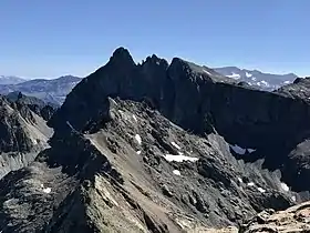 À droite, la Croix de Belledonne (la croix est visible en haute résolution).