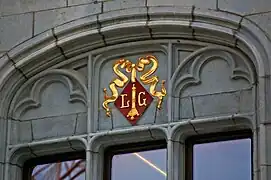 Dans l'arcade de la fenêtre du premier étage : armoiries de la ville de Liège.