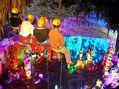 La découverte de la grotte par son plafond au cours d’un rappel collectif.