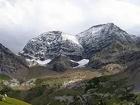 De gauche (est) à droite (ouest) : le Grand Astazou (3&nbsp;071&nbsp;m), le couloir Swan menant au col Swan (2&nbsp;966&nbsp;m), le Petit Astazou (3&nbsp;012&nbsp;m).
