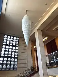 Grand Lustre de l'Hôtel de Ville, dans le Grand Escalier