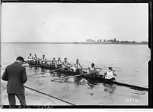 Un bateau avec 9 hommes vues de côté