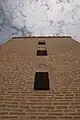 Mur et fenêtres grillagées de la face sud du premier niveau du minaret.