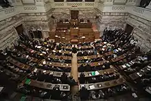 Photographie de la salle du Sénat, dans le bâtiment du parlement hellénique, vue d'en haut.