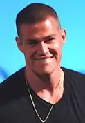 Greg Finley interprète Drake.