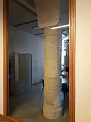 Colonne intégrée dans un bureau