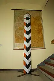 Poteau en bois de 1817, carré, hauteur 2,53&nbsp;mètres