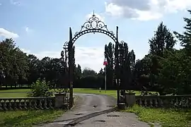 Grille d'entrée principale du château de Combreux.